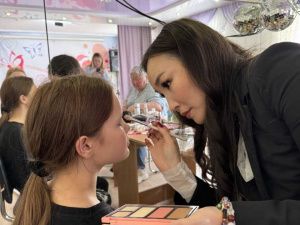 Волонтеры АЭБ подарили сертификаты первоклассникам в книжный магазин