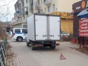 Фургон сбил пенсионерку на тротуаре в центре Якутска