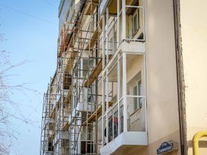 Первый вице-премьер Якутии Дмитрий Садовников проверил ход ремонта домов Якутска