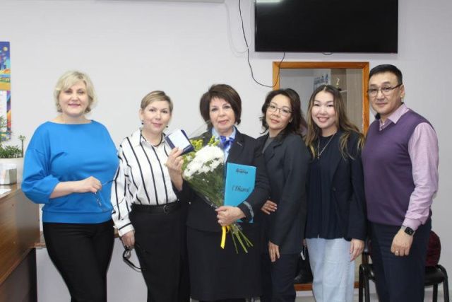 В авиакомпании «Якутия» поздравили с 65-летним юбилеем бортпроводника Веру Трибуль