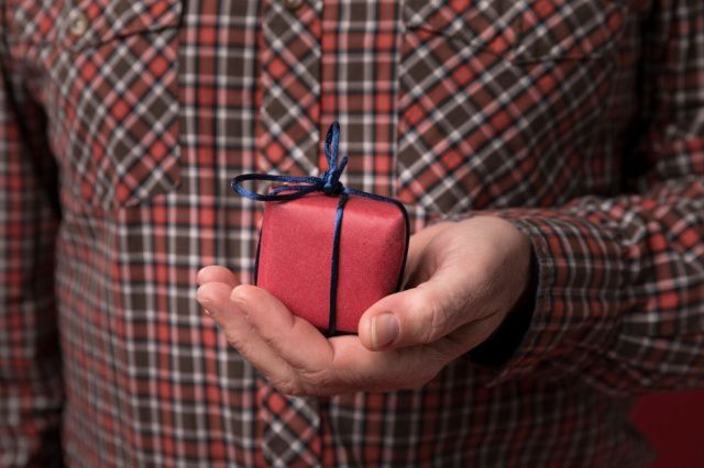 Житель Якутии вырастил из корма для попугаев куст конопли и подарил другу на день рождения наркотическое средство