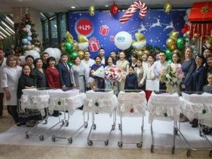 В Якутске состоялась торжественная выписка двух тройняшек 