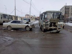 В Якутске легковой автомобиль врезался в автобус "ПАЗ"