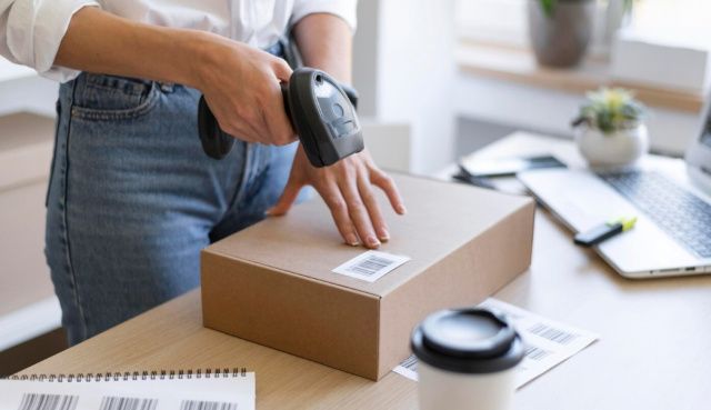 В Алдане менеджер маркетплейса два месяца воровала товары: оформляла возврат и оставляла себе