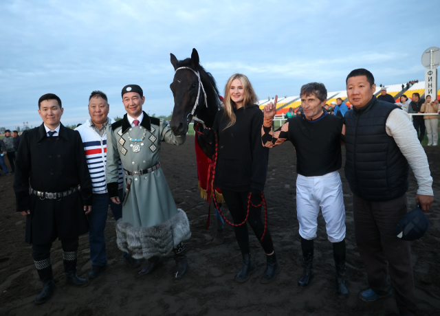 Победу на конных скачках на призы Главы Якутии одержал скакун Хорезм Харачой
