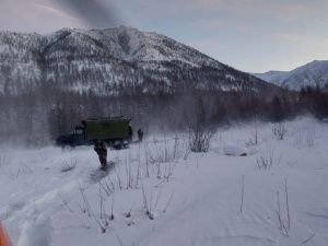 Спасатели доставили топливо и продукты питания водителям, попавшим в беду