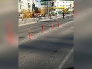Фотофакт: на двойной сплошной на ул. Курашова поставили разделительные столбы