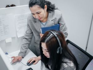 Специалисты линии 122 рассказали о мерах поддержки семей участников СВО, действующих в учреждениях образования 