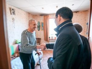 Айсен Николаев проверил ход реализации программы по переселению из аварийного жилья в Мирном