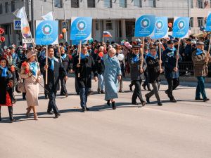 Айсен Николаев поприветствовал участников первомайской демонстрации