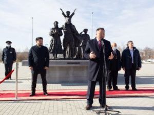 В Парке Победы в Якутске открыли скульптурную композицию "Семья солдата Победителя"