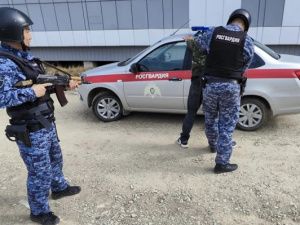 В Покровске росгвардейцы задержали спящего в торговом центре мужчину, который перед этим украл обувь