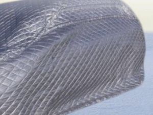 Лайфхак от жителя Якутска не дал воришке завладеть чехол-тентом для автомобиля