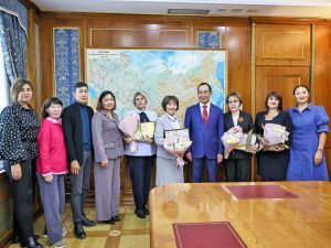 Айсен Николаев наградил лучших наставников Якутии