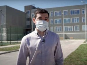 В новых «Хроника коронавируса» показали, как живет школа без учеников