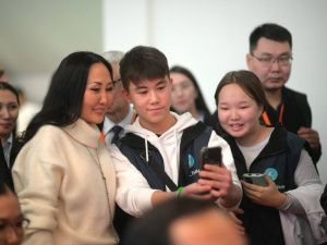 Айсен Николаев посетил тематические площадки фестиваля «Муус устар»