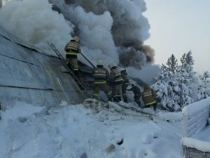 Огнем уничтожен арочный гараж с 7 автомобилями