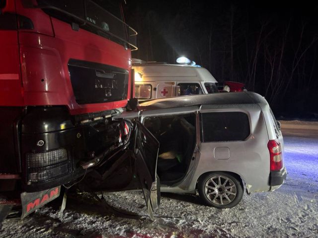 В Хангаласском улусе иномарка влетела в стоящий большегруз: Погиб пассажир