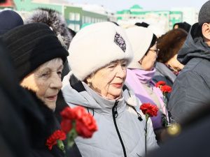 Якутяне несут цветы к мемориалу памяти жертв теракта в Подмосковье