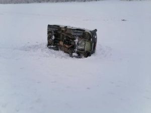 В Якутии пожарные отбуксировали «санитарку», опрокинувшуюся в кювет