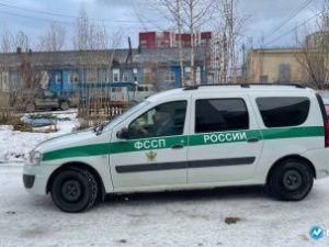 Судебные приставы приехали в Якутскую городскую клиническую больницу за Виктором Лебедевым, но уехали без него. Ведем прямой эфир у здания суда