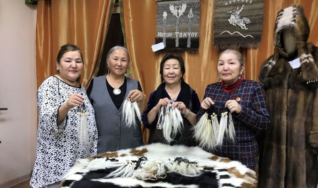 Якутские мастерицы приготовили обереги для воинов-земляков
