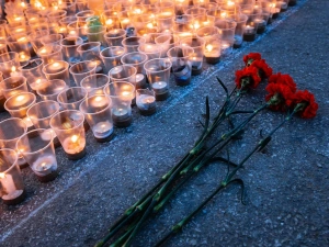 В патриотической акции «Свеча памяти» якутяне выложили из горящих свечей слово «ПОМНИМ» 