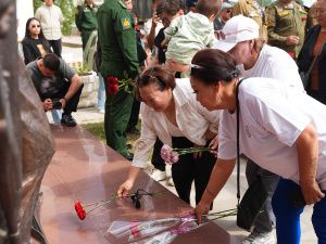 Евгений Григорьев возложил цветы к памятнику в День ветеранов боевых действий