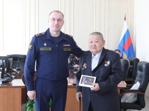 В УФСИН наградили сотрудников личной фотографией, снятой у развернутого Знамени уголовно-исполнительной системы