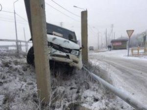 В Якутске автомобиль занесло на дороге, и он врезался в столб