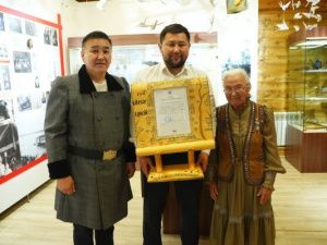 В Музей истории города Якутска передали свиток из бересты с Указом Президента Российской Федерации