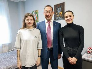 Глава Якутии навестил подопечных Айту и Настю в рамках проекта наставничества