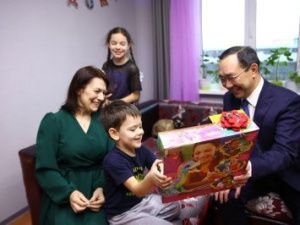 Новогодние подарки детям участника спецоперации от главы Якутии