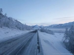 В Оймяконском районе Якутии опрокинулась вахтовка. Трех человек госпитализировали
