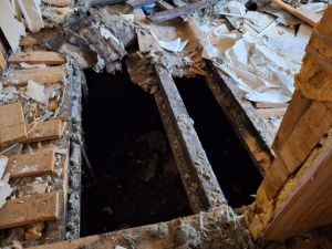 В Якутии пожилая женщина провалилась под пол старого дома и провела там около шести часов