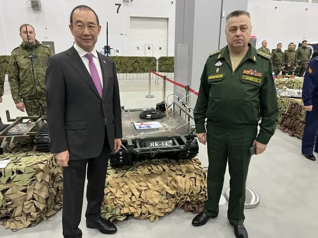 Глава Якутии Айсен Николаев и заместитель министра обороны РФ Александр Санчик оценили передовые роботизированные системы