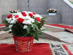 В Якутске возложили цветы к памятнику Матери