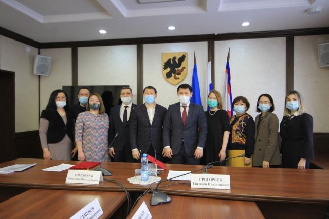 В Окружной администрации подписали коллективный договор между работниками и руководством