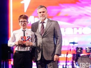 В Якутске школьникам торжественно вручили паспорта в День народного единства