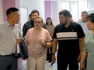 Евгений Григорьев осмотрел Саха-корейскую школу и школу № 16 после капитального ремонта