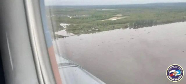 Продолжаются поиски троих мужчин: с вертолета Ми-8МТ обследовали маршрут их пропажи