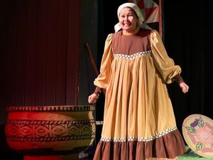 В День родного языка и письменности ТЮЗ представил по школьной программе спектакль «Старушка Бэйбэрикээн с пятью коровами»