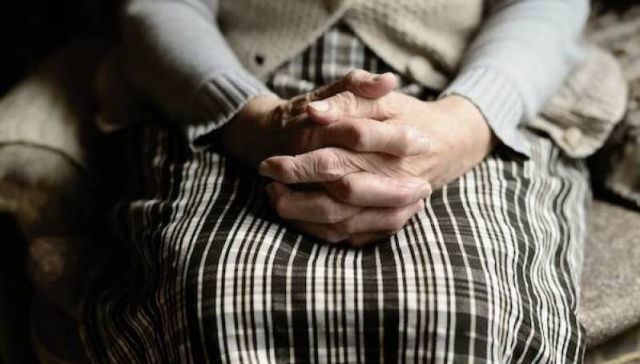 В Якутске мужчина вызвался помочь пенсионерке и обокрал ее