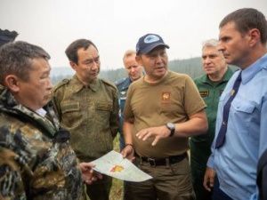 Глава Якутии Айсен Николаев и замгенпрокурора РФ Дмитрий Демешин совершили облёт лесных пожаров Хангаласского района