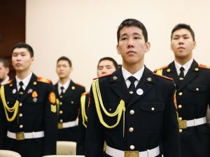 В День 30-летия Конституции страны Глава Якутии вручил паспорта юным гражданам России