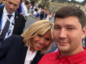 Якутянин сделал сэлфи с женой Президента Франции