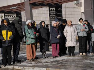 В Якутске возложили цветы в честь Дня учителя