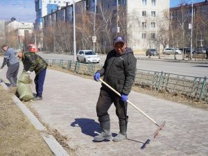 Дом дружбы народов встретил май субботником
