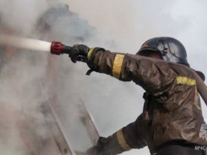 В Якутске загорелись дом, гараж и автомобиль: Предположительная причина пожара - детская шалость