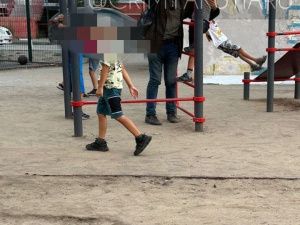 В Якутске мужчина ходил по детским площадкам, трогал и фотографировал детей: Полиция устанавливает мотивы